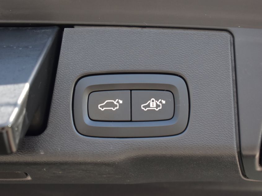 2019 VOLVO XC60 MOMENTUM LYV102DK9KB228046