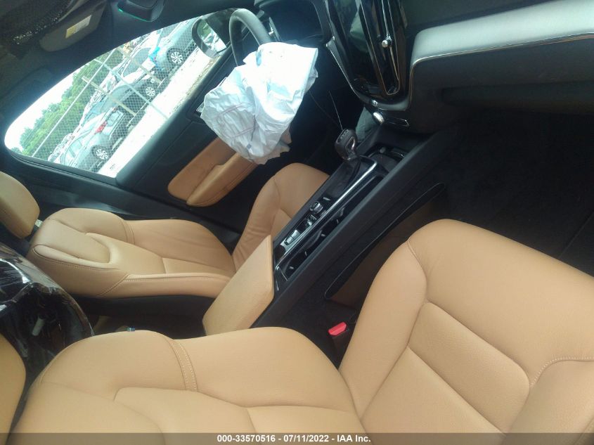 2018 VOLVO XC60 MOMENTUM LYV102RK6JB105666