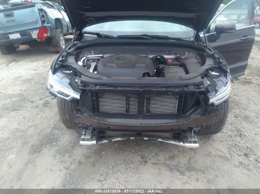 2018 VOLVO XC60 MOMENTUM LYV102RK6JB105666
