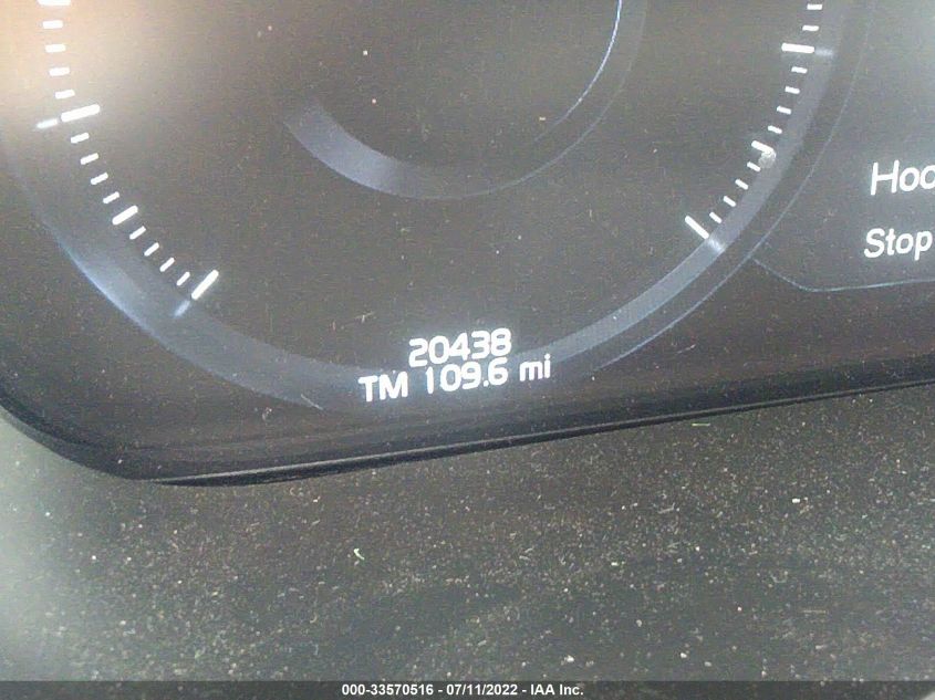 2018 VOLVO XC60 MOMENTUM LYV102RK6JB105666