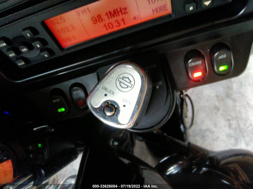 2011 HARLEY-DAVIDSON FLHTCU 1HD1FC412BB674700