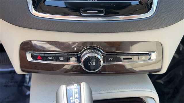2016 VOLVO XC90 T6 MOMENTUM YV4A22PK0G1046415