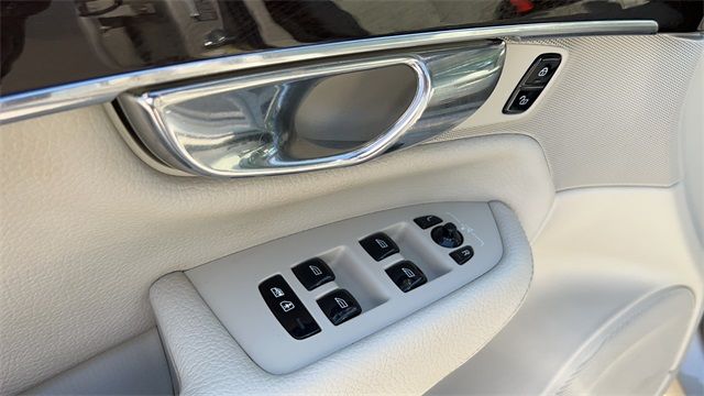 2016 VOLVO XC90 T6 MOMENTUM YV4A22PK0G1046415