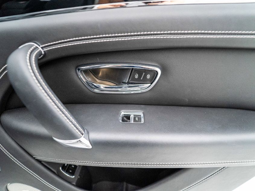 2018 BENTLEY BENTAYGA W12 SIGNATURE SJAAC4ZV7JC017459