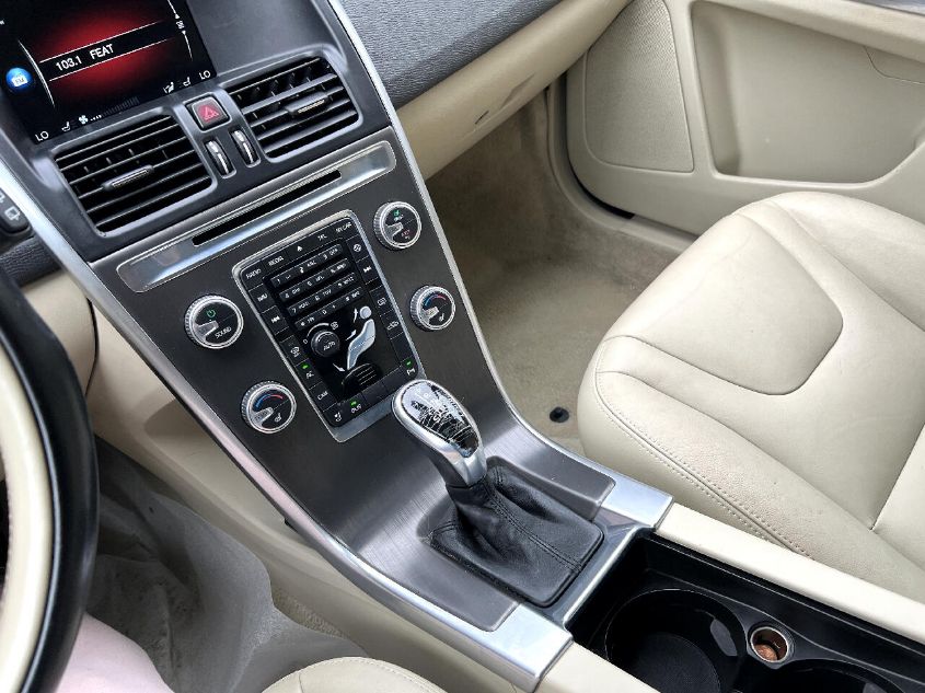 2015 VOLVO XC60 T6 YV4902RK8F2669652