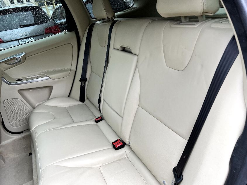 2015 VOLVO XC60 T6 YV4902RK8F2669652