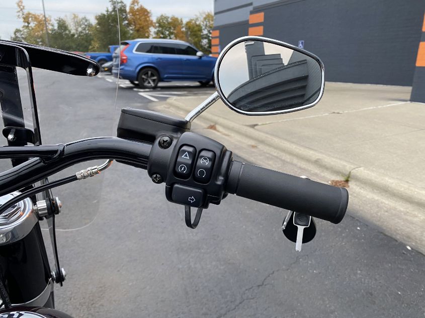 2021 HARLEY-DAVIDSON FLSL 1HD1YDJ16MB033850