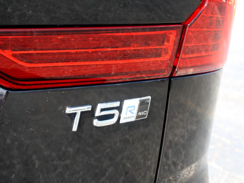 2018 VOLVO XC60 R-DESIGN YV4102RM2J1008762