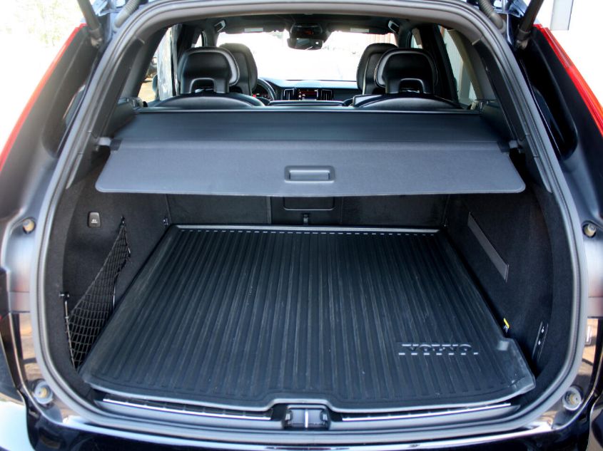 2018 VOLVO XC60 R-DESIGN YV4102RM2J1008762