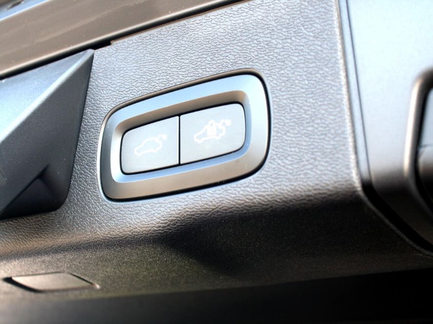 2018 VOLVO XC60 R-DESIGN YV4102RM2J1008762