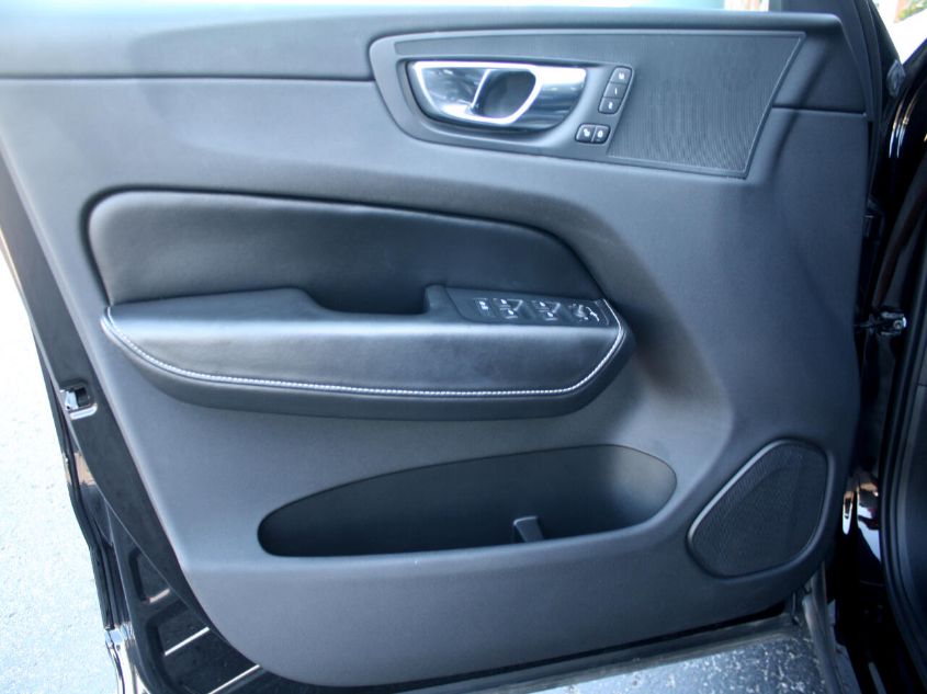 2018 VOLVO XC60 R-DESIGN YV4102RM2J1008762