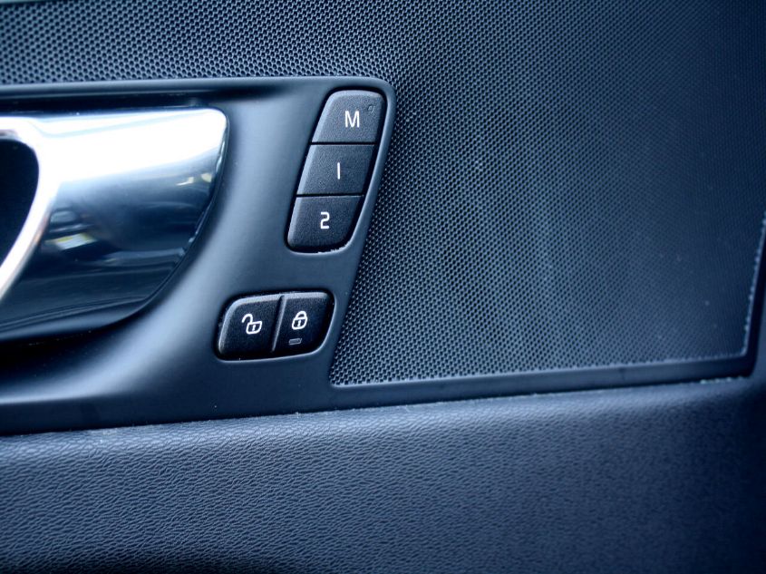 2018 VOLVO XC60 R-DESIGN YV4102RM2J1008762