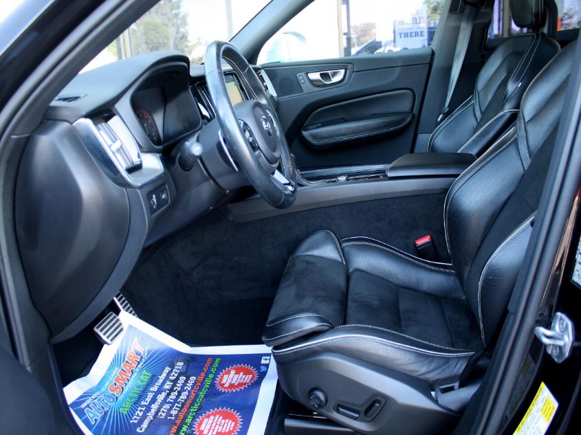 2018 VOLVO XC60 R-DESIGN YV4102RM2J1008762