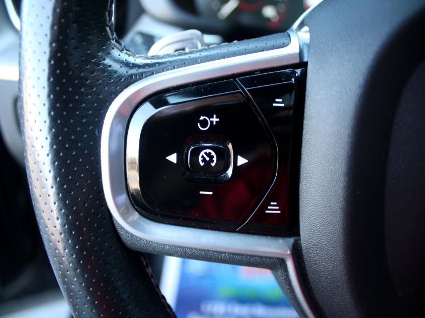 2018 VOLVO XC60 R-DESIGN YV4102RM2J1008762