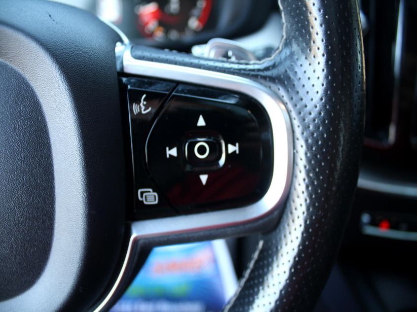 2018 VOLVO XC60 R-DESIGN YV4102RM2J1008762