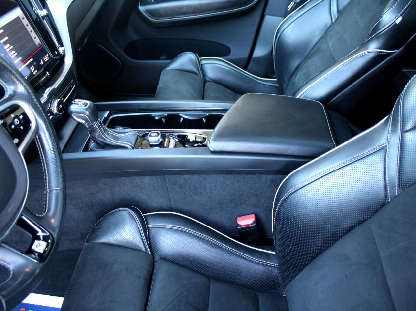 2018 VOLVO XC60 R-DESIGN YV4102RM2J1008762