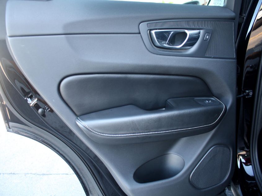 2018 VOLVO XC60 R-DESIGN YV4102RM2J1008762