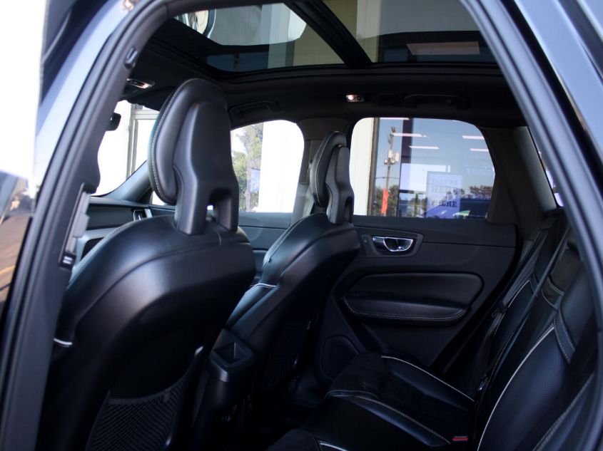 2018 VOLVO XC60 R-DESIGN YV4102RM2J1008762