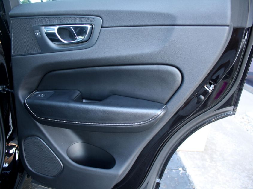 2018 VOLVO XC60 R-DESIGN YV4102RM2J1008762