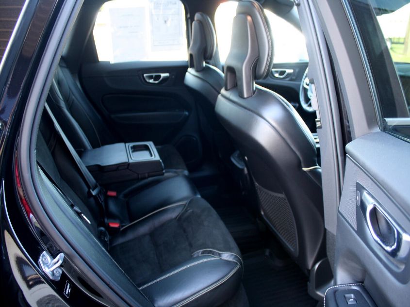 2018 VOLVO XC60 R-DESIGN YV4102RM2J1008762