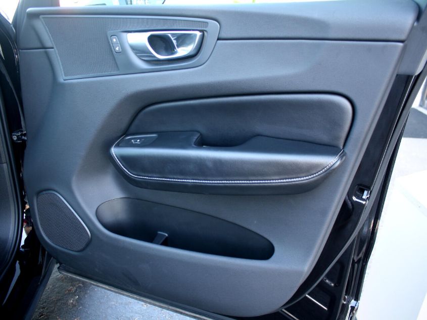 2018 VOLVO XC60 R-DESIGN YV4102RM2J1008762