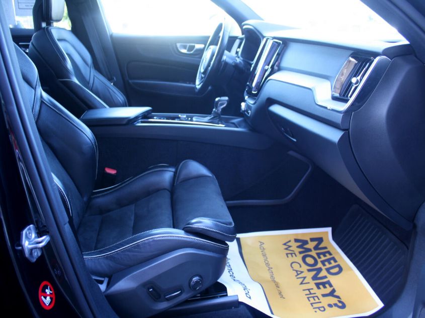 2018 VOLVO XC60 R-DESIGN YV4102RM2J1008762