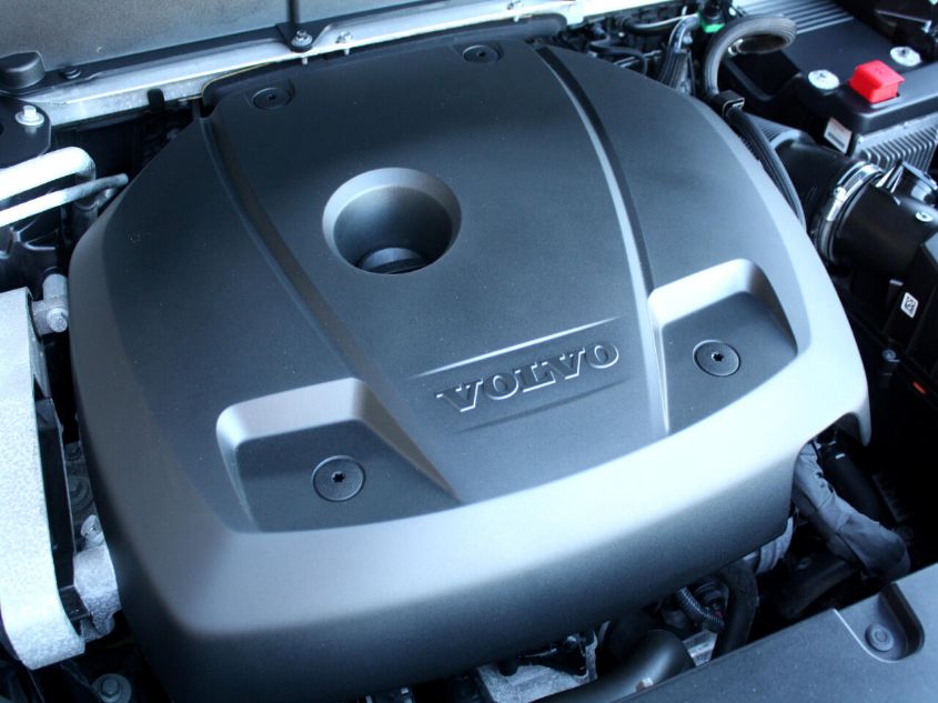 2018 VOLVO XC60 R-DESIGN YV4102RM2J1008762