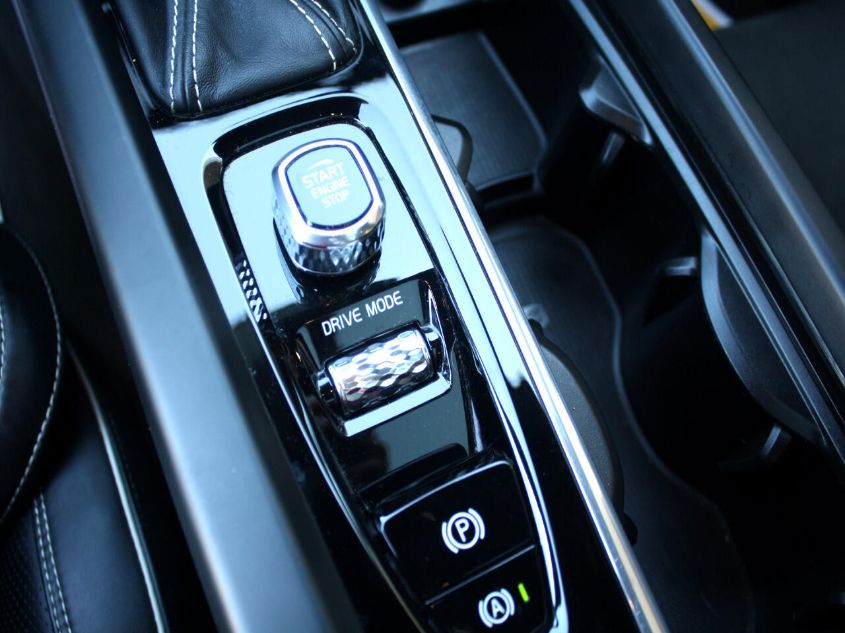 2018 VOLVO XC60 R-DESIGN YV4102RM2J1008762