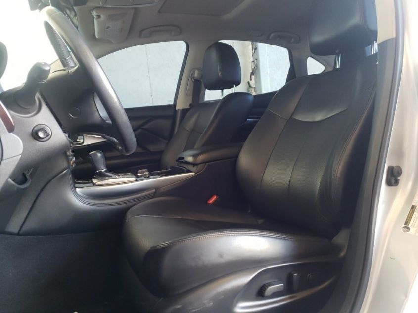 2018 INFINITI Q70 3.7 LUXE JN1BY1AP9JM180501