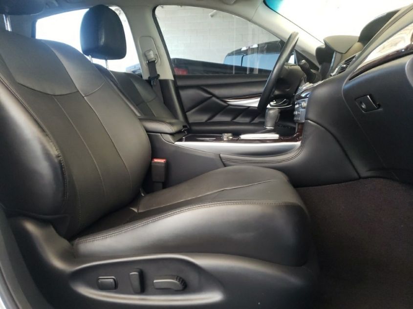 2018 INFINITI Q70 3.7 LUXE JN1BY1AP9JM180501