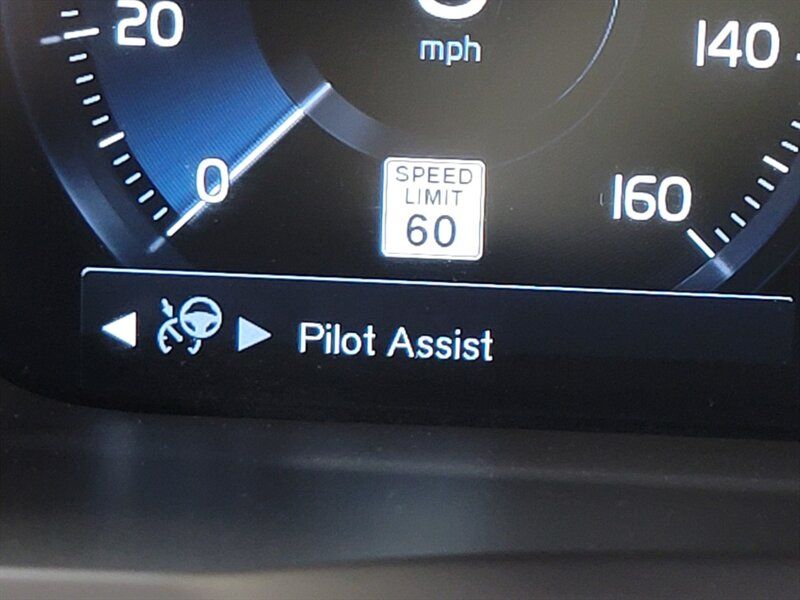 2018 VOLVO XC90 MOMENTUM YV4A22PK1J1352773