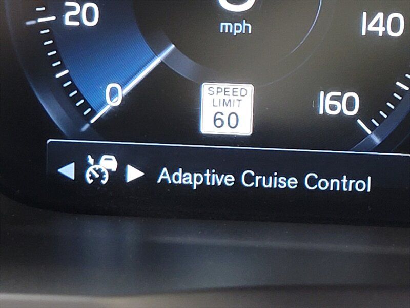 2018 VOLVO XC90 MOMENTUM YV4A22PK1J1352773