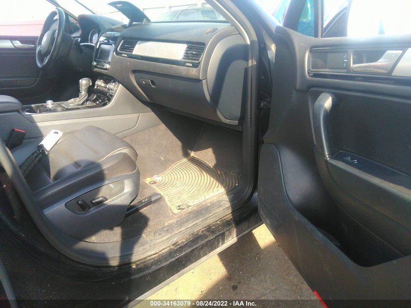 2014 VOLKSWAGEN TOUAREG VIN: WVGEF9BP3ED008401