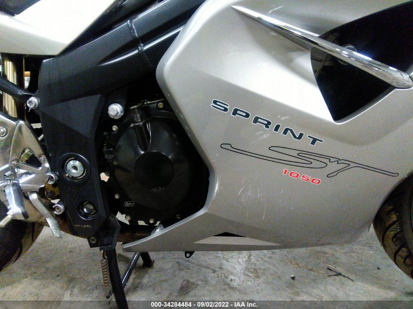 2006 TRIUMPH MOTORCYCLE SPRINT ST SMT600PK96J252769