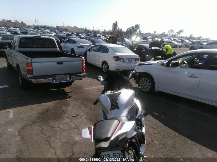 2018 YAMAHA YZFR6 JYARJ28E3JA003014