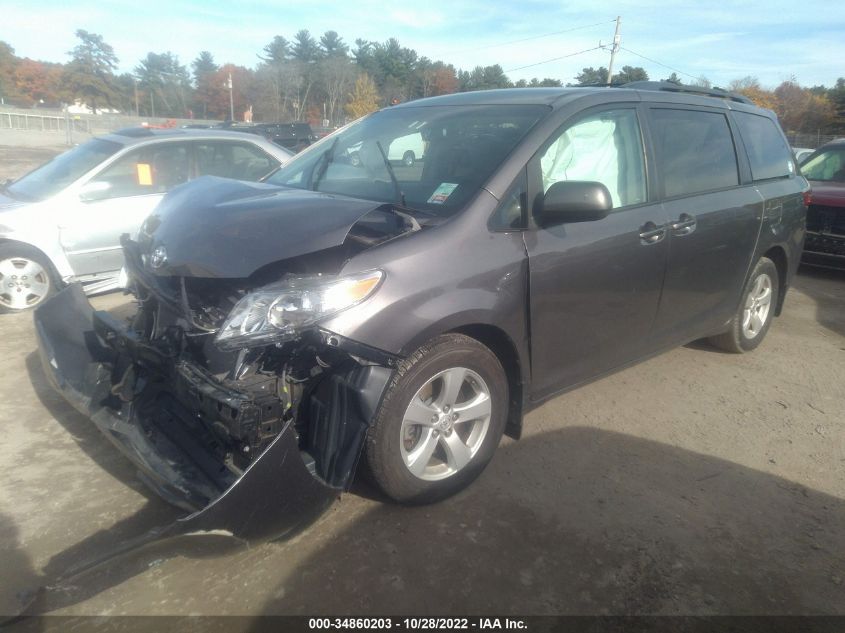 5TDKZ3DC6HS810388 2017 TOYOTA SIENNA, photo no. 2