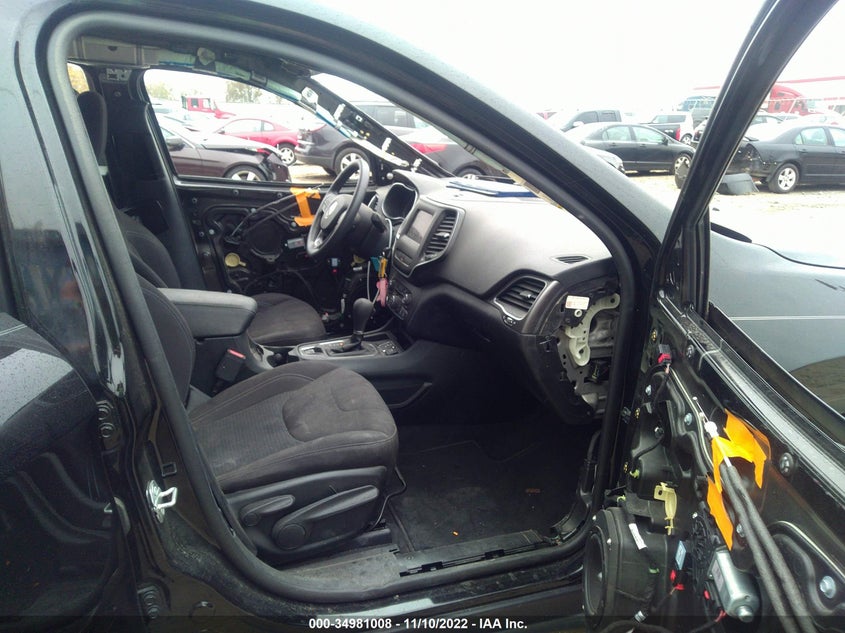 VIN 1C4PJLCB9KD325915 2019 JEEP CHEROKEE LATITUDE