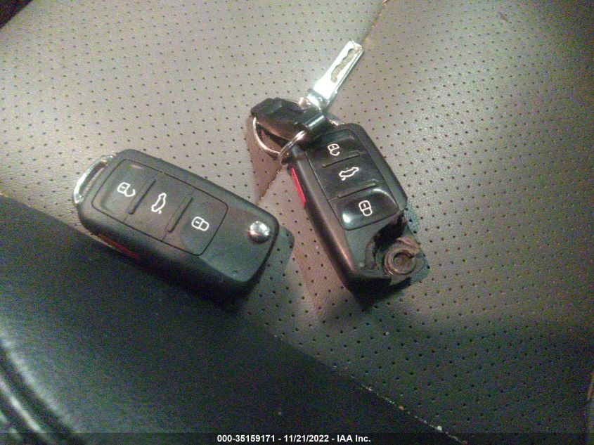 2013 VOLKSWAGEN GOLF TDI W/SUNROOF & NAV - WVWDM7AJ7DW027351