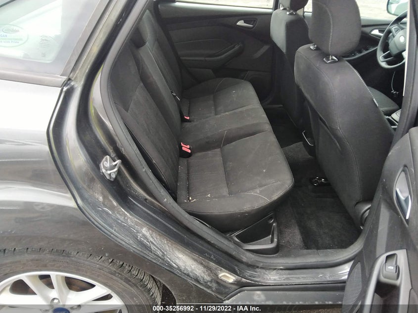 VIN 1FADP3F26JL257581 2018 FORD FOCUS SE