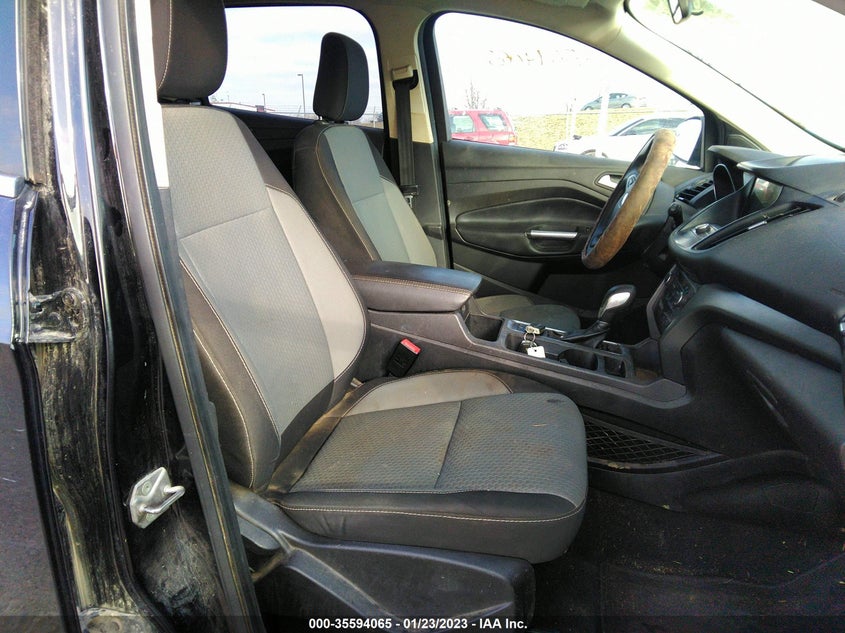 VIN 1FMCU0GD5KUB10009 2019 FORD ESCAPE SE