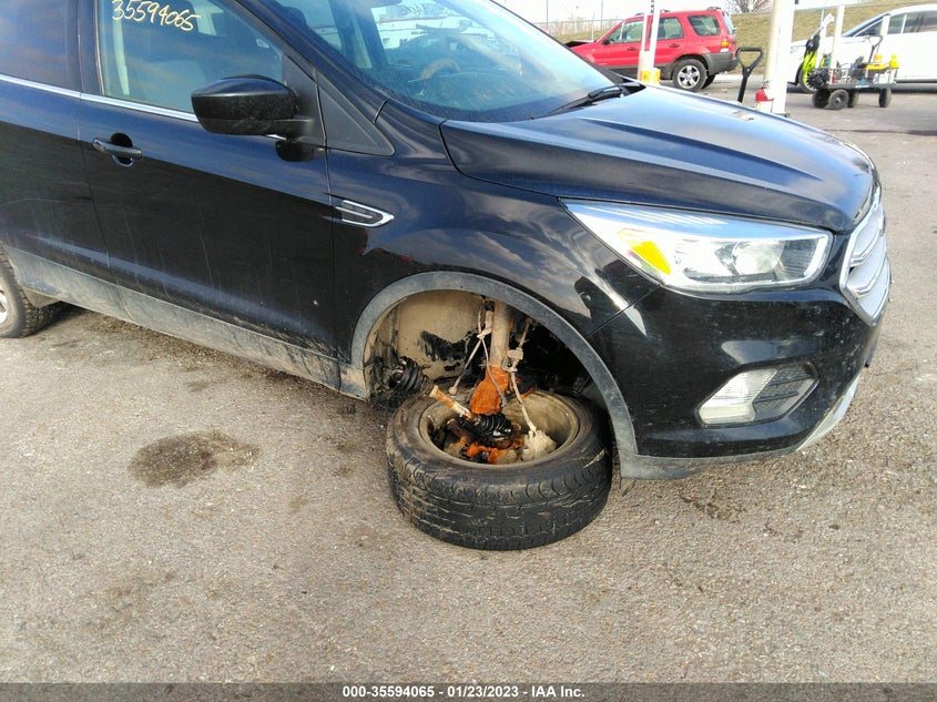 VIN 1FMCU0GD5KUB10009 2019 FORD ESCAPE SE