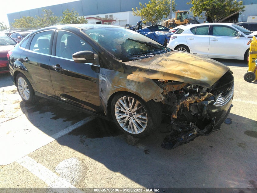 VIN 1FADP3J22JL271632 2018 FORD FOCUS TITANIUM