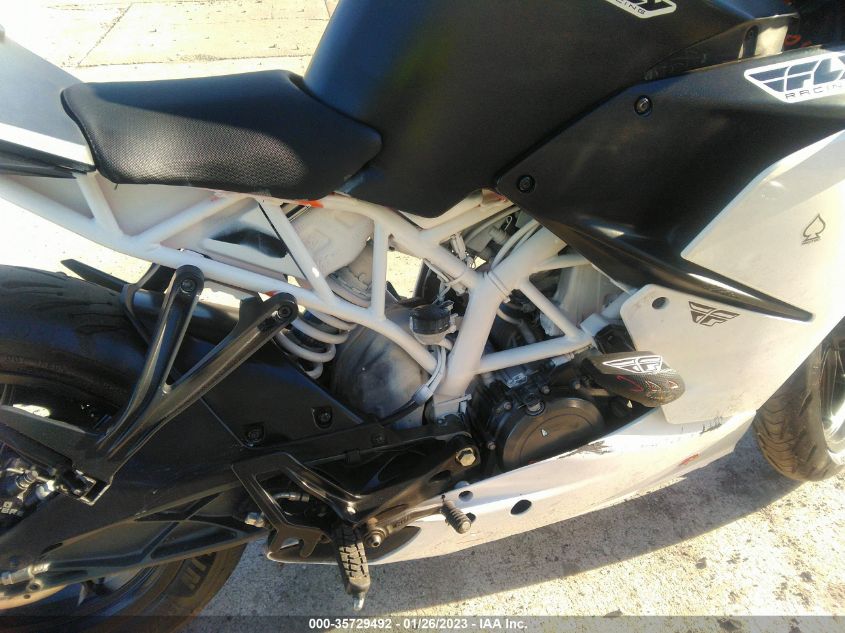 2016 KTM 390 DUKE MD2JYJ40XGC247428