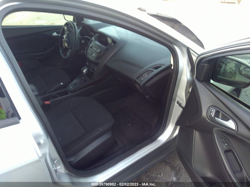 VIN 1FADP3F2XJL299817 2018 FORD FOCUS SE