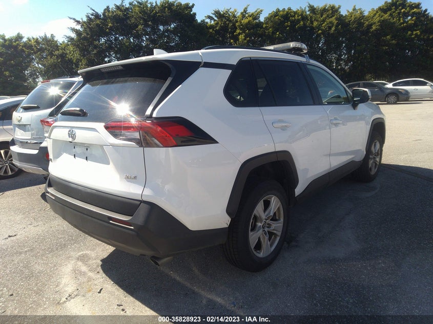 VIN 2T3W1RFV0MC135545 2021 TOYOTA RAV4 XLE