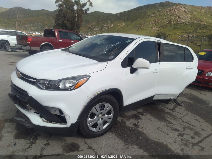 VIN KL7CJKSB3JB721517 2018 CHEVROLET TRAX LS