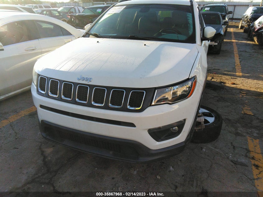 VIN 3C4NJCBB4JT165749 2018 JEEP COMPASS LATITUDE