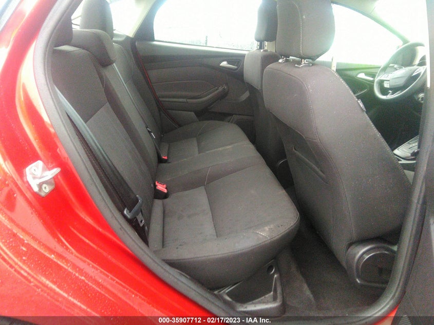 VIN 1FADP3F27JL300261 2018 FORD FOCUS SE