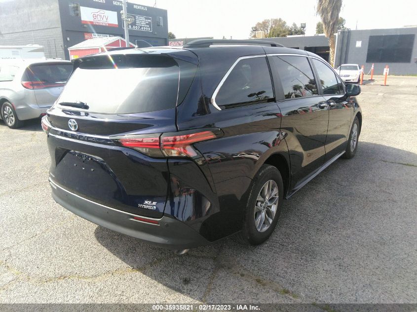 2022 TOYOTA SIENNA XLE - 5TDJRKEC7NS103591