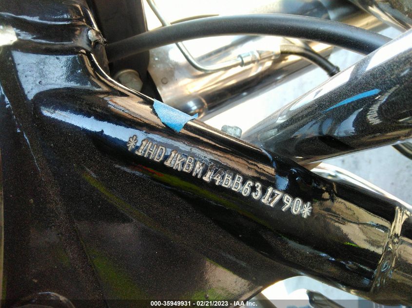 2011 HARLEY-DAVIDSON FLHX - 1HD1KBM14BB631790